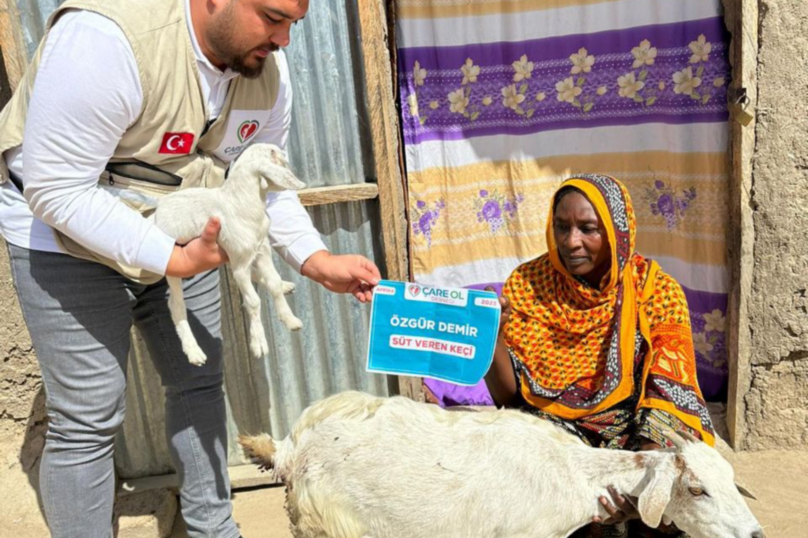 Afrika'da Süt Veren Keçi Hediye Ettik
