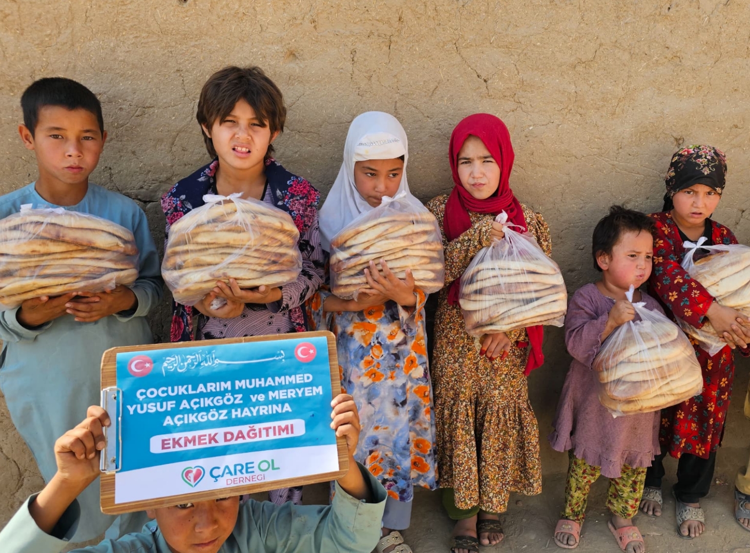 Ekmek Yardımı Acılara Çare Oluyor!