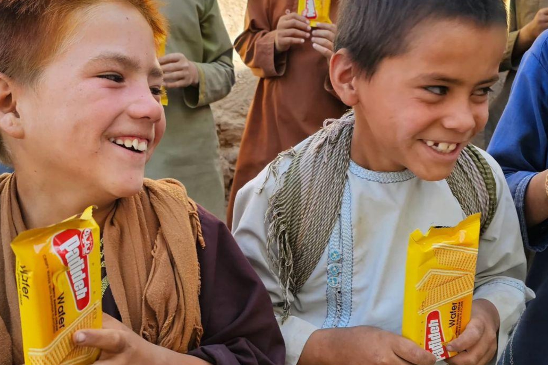 Afganistan'da ekmek ve çikolata dağıttık