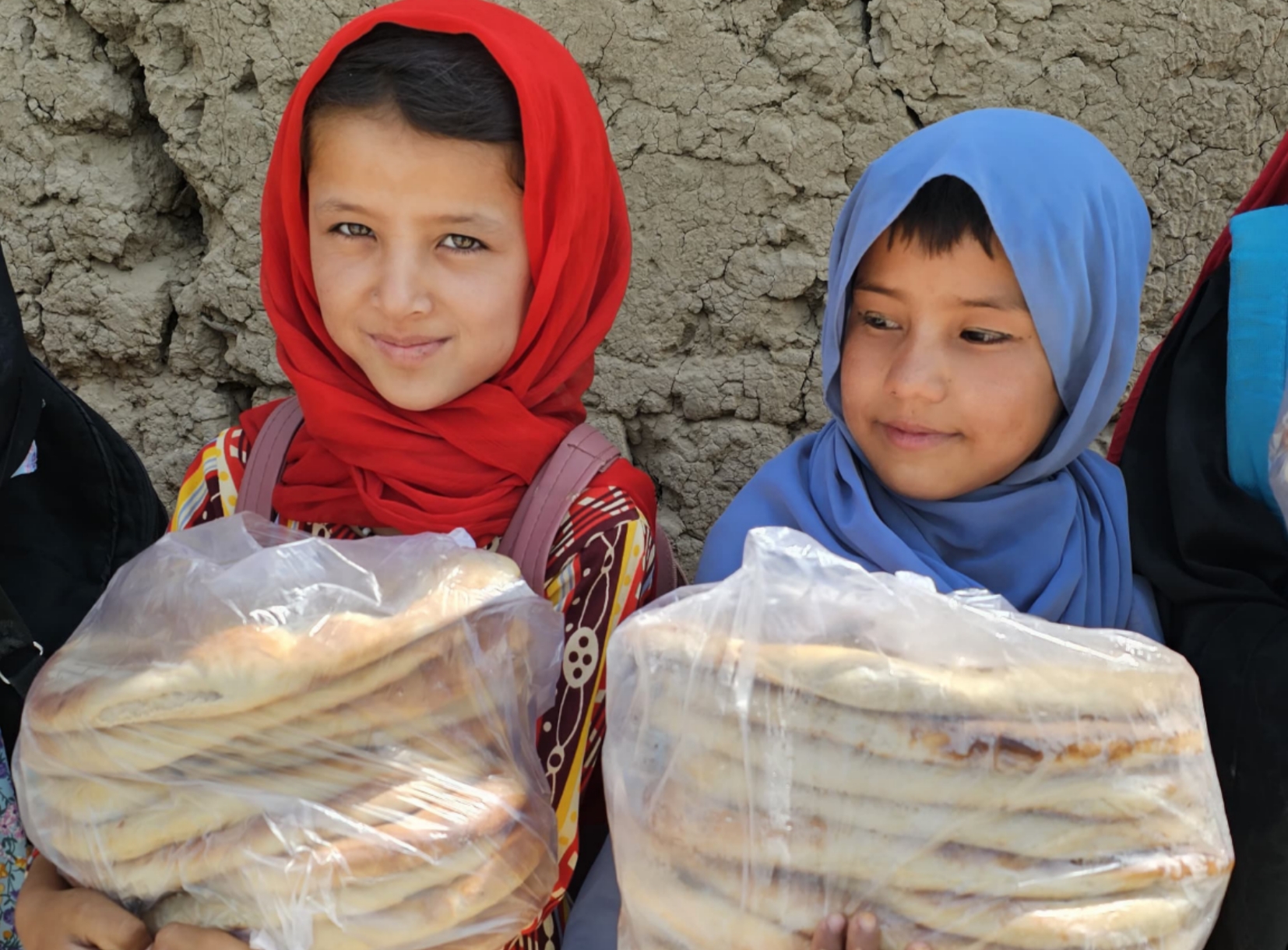 Afganistan'da Ekmek Dağıttık